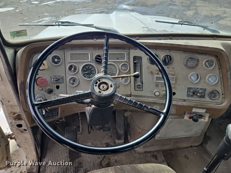 image for item EQ3697 1993 Ford Aeromax  L9000 semi truck