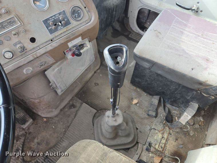 image for item EQ3697 1993 Ford Aeromax  L9000 semi truck