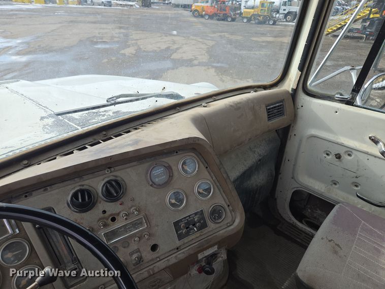 image for item EQ3697 1993 Ford Aeromax  L9000 semi truck