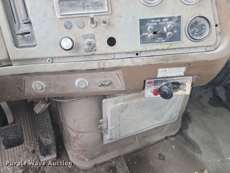 image for item EQ3697 1993 Ford Aeromax  L9000 semi truck