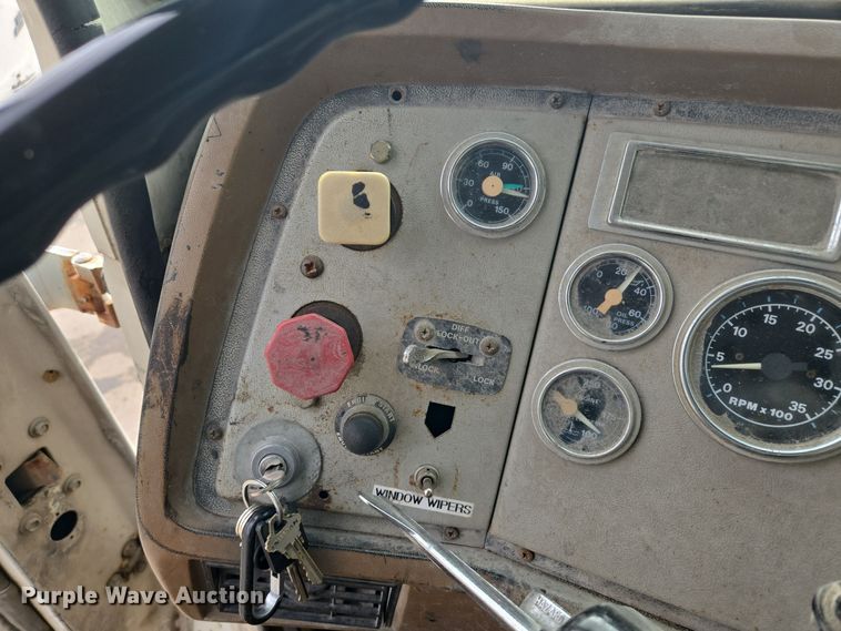 image for item EQ3697 1993 Ford Aeromax  L9000 semi truck