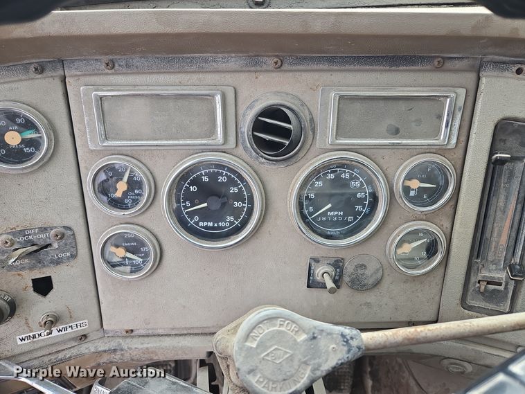 image for item EQ3697 1993 Ford Aeromax  L9000 semi truck