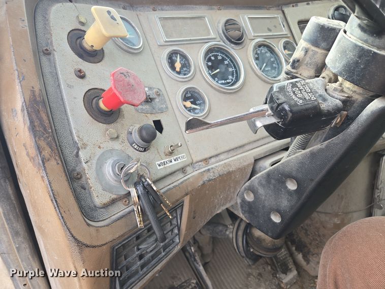 image for item EQ3697 1993 Ford Aeromax  L9000 semi truck