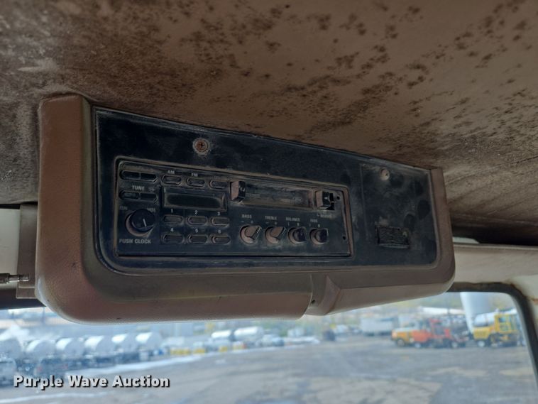 image for item EQ3697 1993 Ford Aeromax  L9000 semi truck