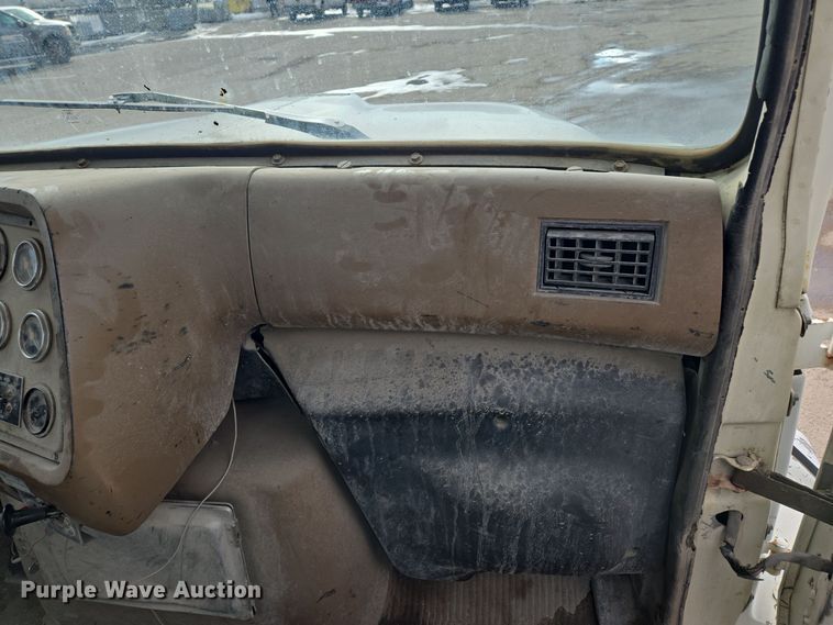 image for item EQ3697 1993 Ford Aeromax  L9000 semi truck