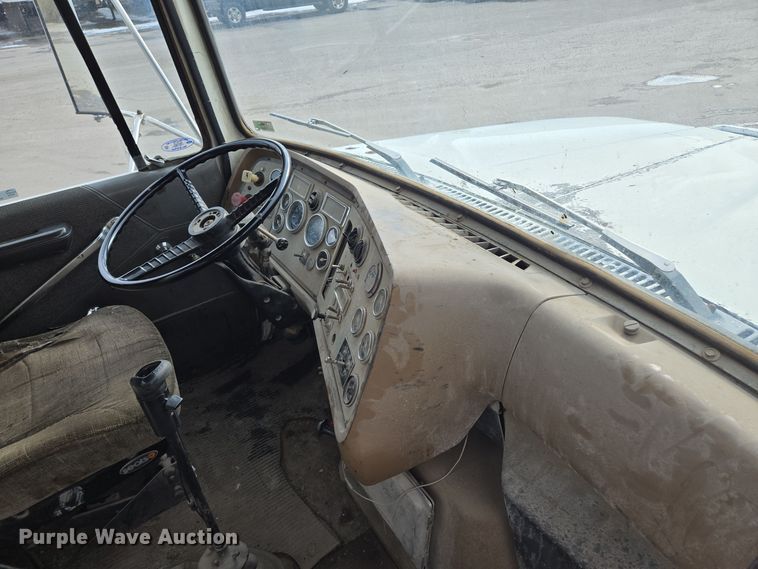 image for item EQ3697 1993 Ford Aeromax  L9000 semi truck