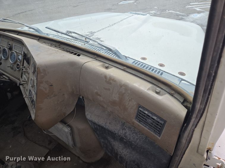 image for item EQ3697 1993 Ford Aeromax  L9000 semi truck