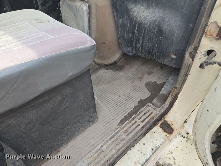 image for item EQ3697 1993 Ford Aeromax  L9000 semi truck