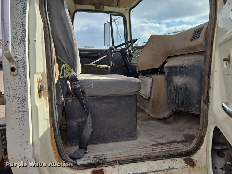 image for item EQ3697 1993 Ford Aeromax  L9000 semi truck