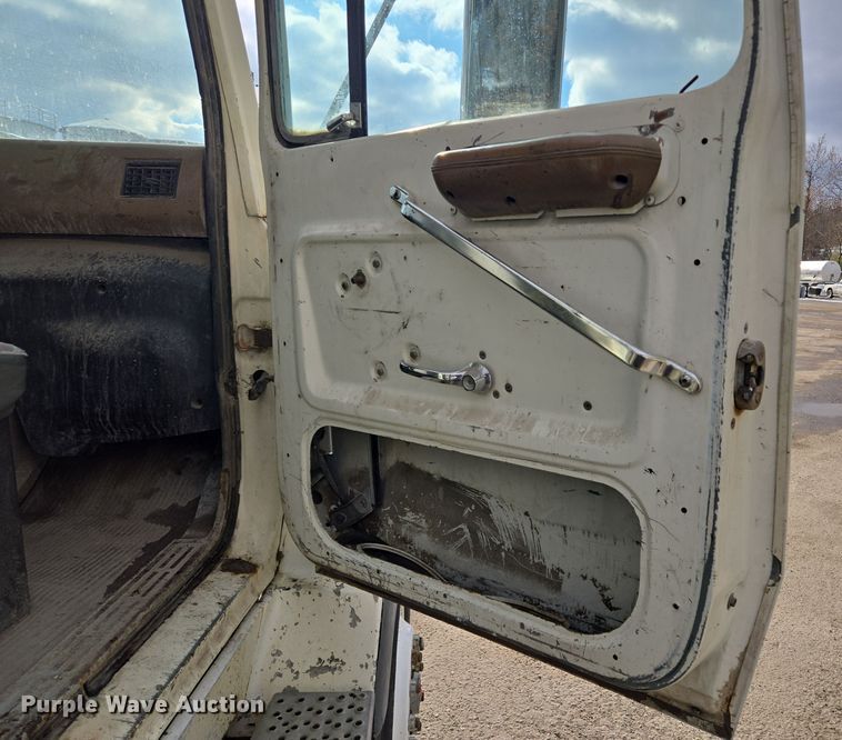 image for item EQ3697 1993 Ford Aeromax  L9000 semi truck