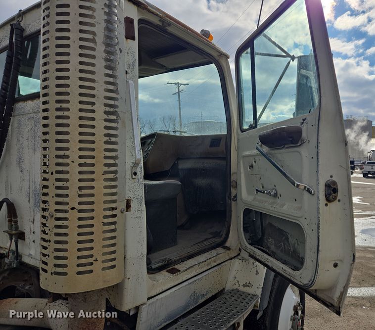image for item EQ3697 1993 Ford Aeromax  L9000 semi truck