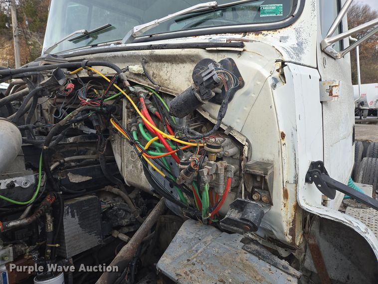 image for item EQ3697 1993 Ford Aeromax  L9000 semi truck