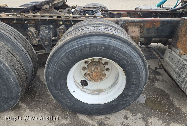 image for item EQ3697 1993 Ford Aeromax  L9000 semi truck