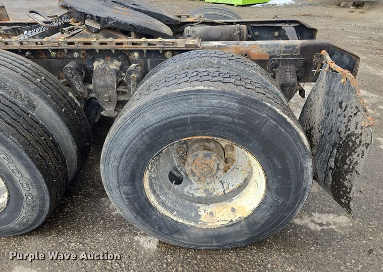 image for item EQ3697 1993 Ford Aeromax  L9000 semi truck