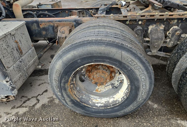 image for item EQ3697 1993 Ford Aeromax  L9000 semi truck