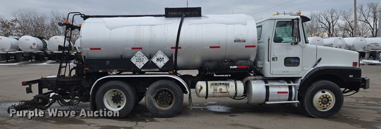 image for item EQ3698 1994 White GMC WG oil distributor truck