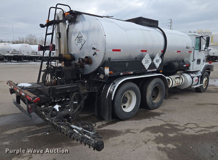 image for item EQ3698 1994 White GMC WG oil distributor truck