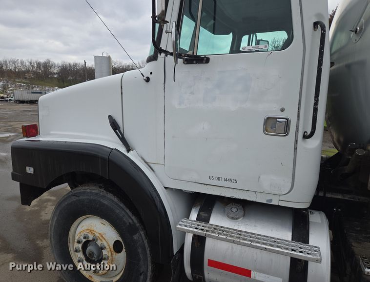 image for item EQ3698 1994 White GMC WG oil distributor truck