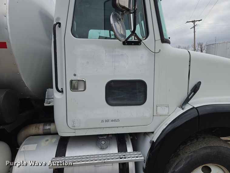 image for item EQ3698 1994 White GMC WG oil distributor truck