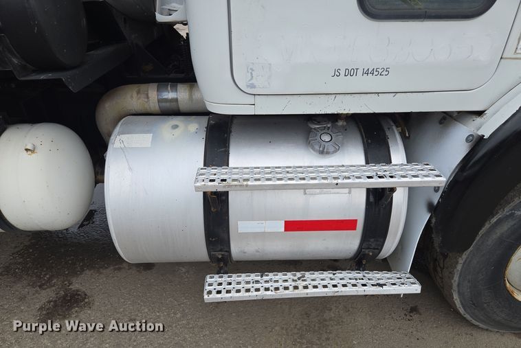 image for item EQ3698 1994 White GMC WG oil distributor truck