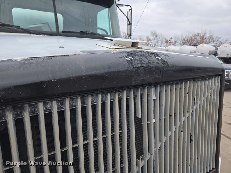 image for item EQ3698 1994 White GMC WG oil distributor truck