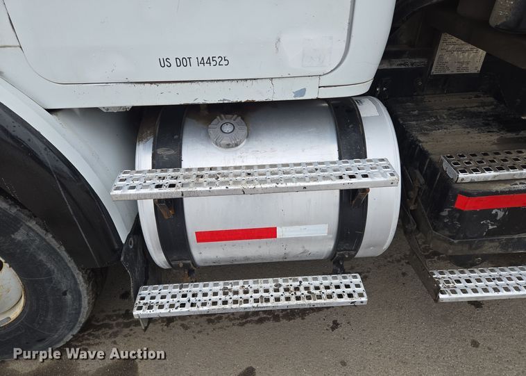 image for item EQ3698 1994 White GMC WG oil distributor truck