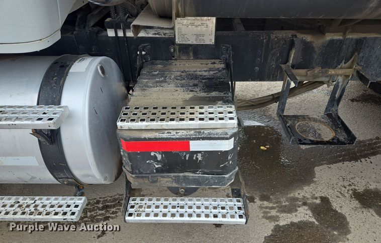 image for item EQ3698 1994 White GMC WG oil distributor truck