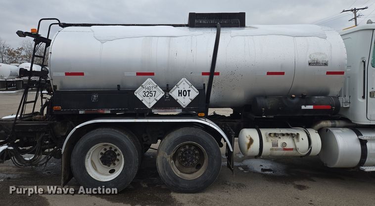 image for item EQ3698 1994 White GMC WG oil distributor truck