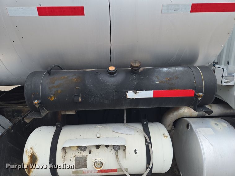 image for item EQ3698 1994 White GMC WG oil distributor truck