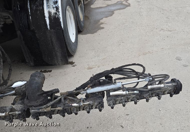 image for item EQ3698 1994 White GMC WG oil distributor truck