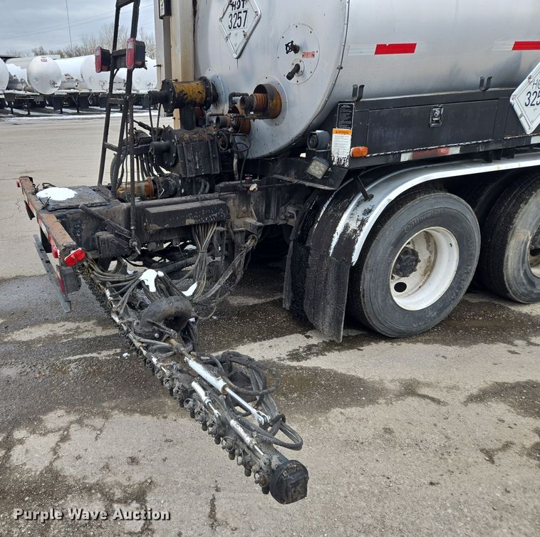 image for item EQ3698 1994 White GMC WG oil distributor truck