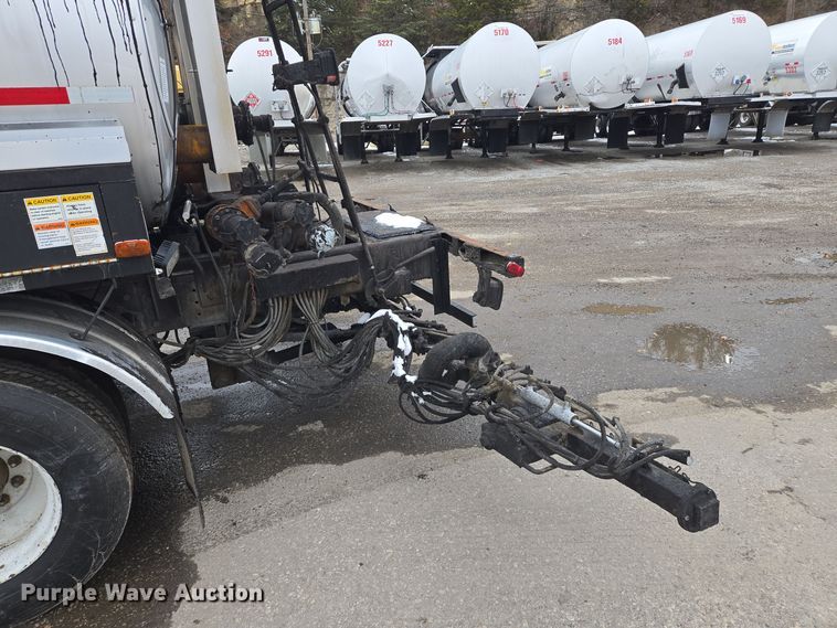 image for item EQ3698 1994 White GMC WG oil distributor truck