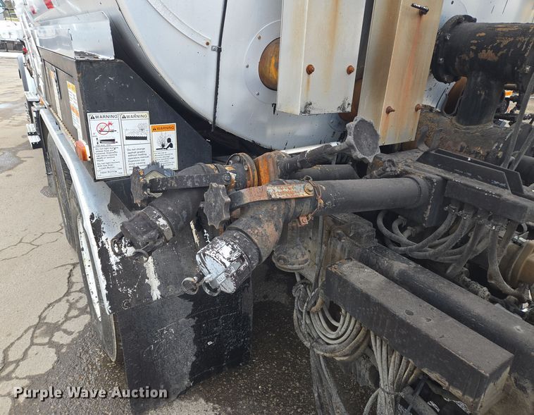 image for item EQ3698 1994 White GMC WG oil distributor truck