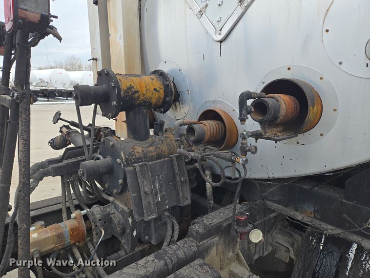 image for item EQ3698 1994 White GMC WG oil distributor truck