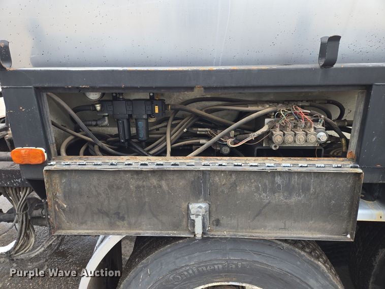 image for item EQ3698 1994 White GMC WG oil distributor truck