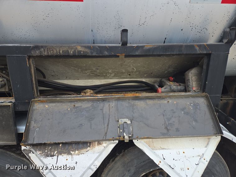 image for item EQ3698 1994 White GMC WG oil distributor truck