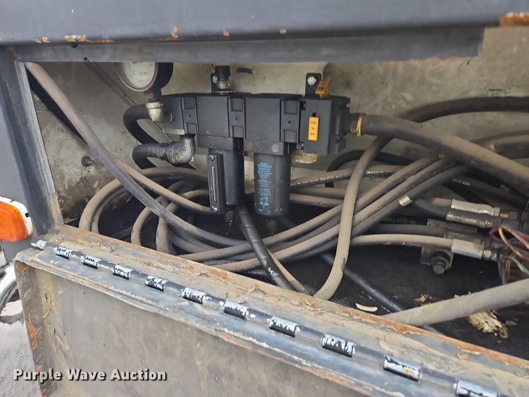 image for item EQ3698 1994 White GMC WG oil distributor truck