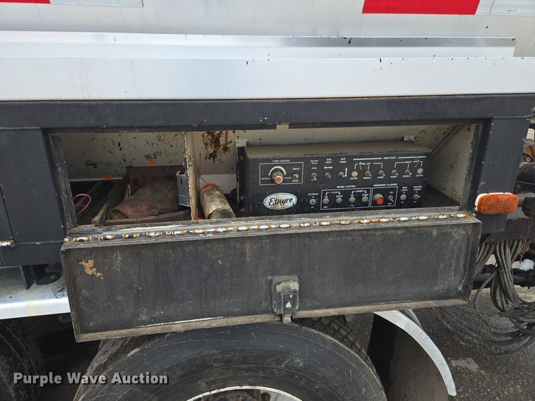 image for item EQ3698 1994 White GMC WG oil distributor truck