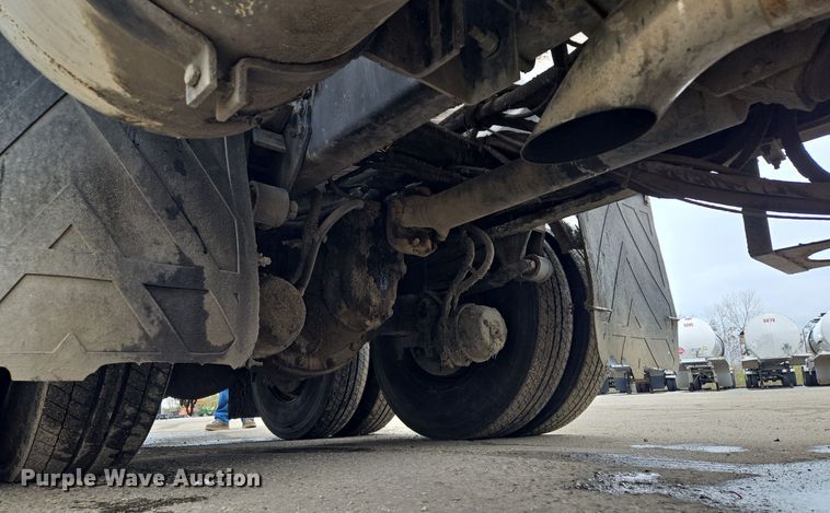 image for item EQ3698 1994 White GMC WG oil distributor truck