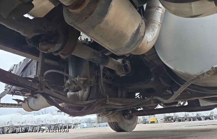 image for item EQ3698 1994 White GMC WG oil distributor truck