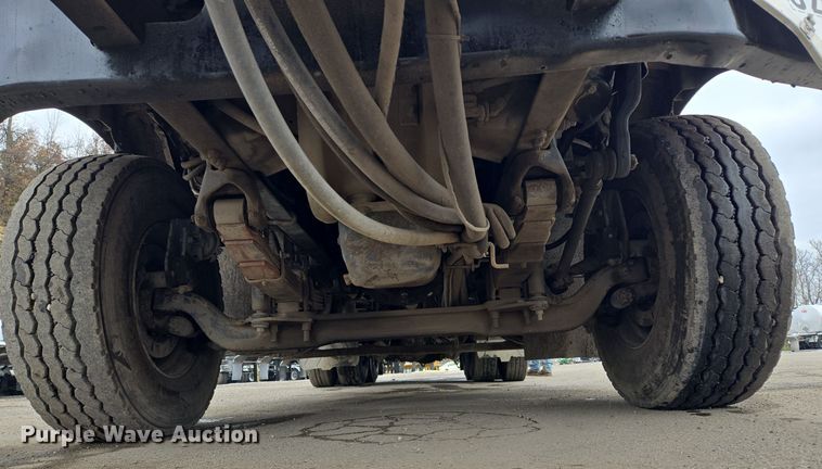 image for item EQ3698 1994 White GMC WG oil distributor truck