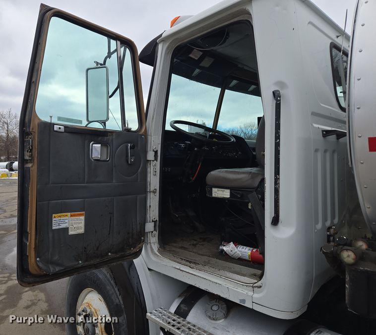 image for item EQ3698 1994 White GMC WG oil distributor truck