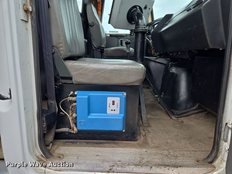 image for item EQ3698 1994 White GMC WG oil distributor truck