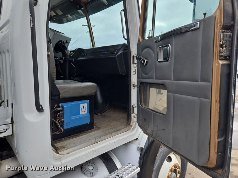 image for item EQ3698 1994 White GMC WG oil distributor truck