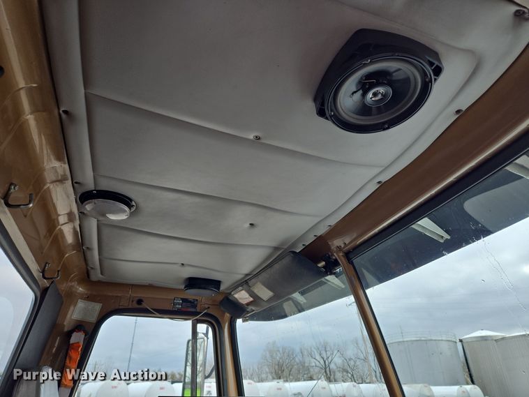 image for item EQ3698 1994 White GMC WG oil distributor truck