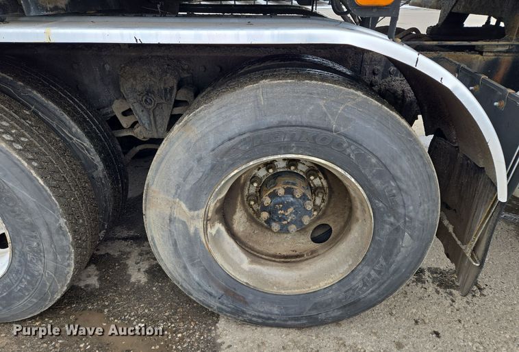 image for item EQ3698 1994 White GMC WG oil distributor truck