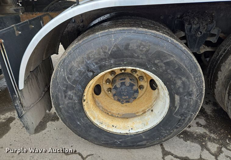 image for item EQ3698 1994 White GMC WG oil distributor truck