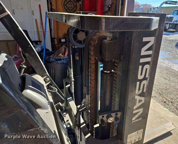 image for item EQ3728 Nissan  40 forklift