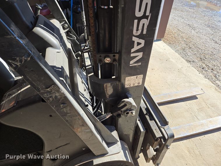 image for item EQ3728 Nissan  40 forklift