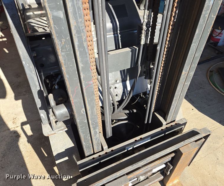 image for item EQ3728 Nissan  40 forklift